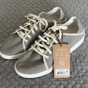 OluKai Pehuea Li Gray and Cream Casual Sneakers Size 9
